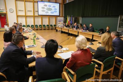 Uczestnicy spotkania Instytucji Zarządzającej programem „Fundusze Europejskie dla Lubuskiego 2021-2027” z partnerstwem jednostek samorządu terytorialnego