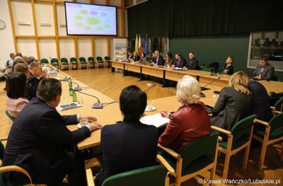 Uczestnicy spotkania Instytucji Zarządzającej programem „Fundusze Europejskie dla Lubuskiego 2021-2027” z partnerstwem jednostek samorządu terytorialnego