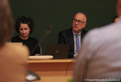Marszałek Województwa Lubuskiego Marcin Jabłoński na spotkaniu Instytucji Zarządzającej programem „Fundusze Europejskie dla Lubuskiego 2021-2027” z partnerstwem jednostek samorządu terytorialnego