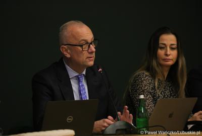 Marszałek Województwa Lubuskiego Marcin Jabłoński na spotkaniu Instytucji Zarządzającej programem „Fundusze Europejskie dla Lubuskiego 2021-2027” z partnerstwem jednostek samorządu terytorialnego