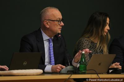 Marszałek Województwa Lubuskiego Marcin Jabłoński na spotkaniu Instytucji Zarządzającej programem „Fundusze Europejskie dla Lubuskiego 2021-2027” z partnerstwem jednostek samorządu terytorialnego
