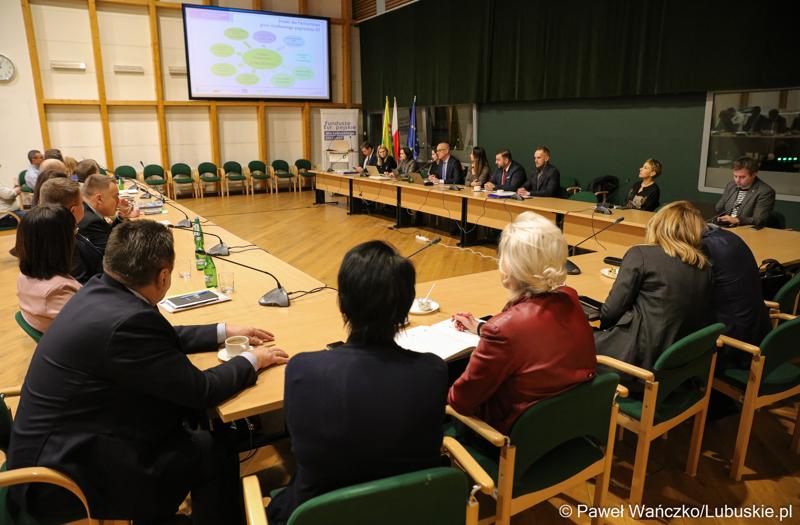 Uczestnicy spotkania Instytucji Zarządzającej programem „Fundusze Europejskie dla Lubuskiego 2021-2027” z partnerstwem jednostek samorządu terytorialnego