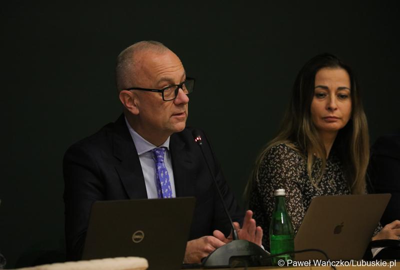 Marszałek Województwa Lubuskiego Marcin Jabłoński na spotkaniu Instytucji Zarządzającej programem „Fundusze Europejskie dla Lubuskiego 2021-2027” z partnerstwem jednostek samorządu terytorialnego