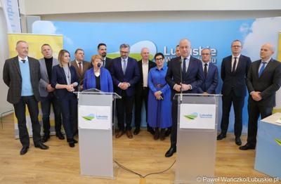 Marszałek Województwa Lubuskiego Marcin Jabłoński przemawia podczas konferencji prasowej związanej z podpisaniem umowy na realizację czwartego etapu obwodnicy Drezdenka. 