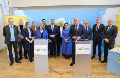 Marszałek Województwa Lubuskiego Marcin Jabłoński przemawia podczas konferencji prasowej związanej z podpisaniem umowy na realizację czwartego etapu obwodnicy Drezdenka. 