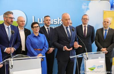 Marszałek Województwa Lubuskiego Marcin Jabłoński przemawia podczas konferencji prasowej związanej z podpisaniem umowy na realizację czwartego etapu obwodnicy Drezdenka. 