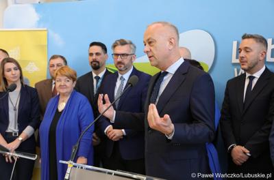 Marszałek Województwa Lubuskiego Marcin Jabłoński przemawia podczas konferencji prasowej związanej z podpisaniem umowy na realizację czwartego etapu obwodnicy Drezdenka. 