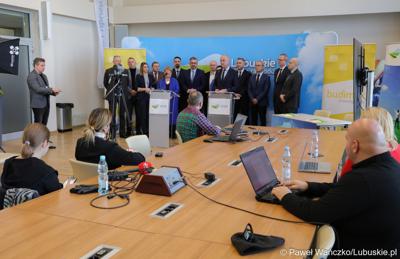 Uczestnicy konferencji prasowej związanej z podpisaniem umowy na realizację czwartego etapu obwodnicy Drezdenka. 