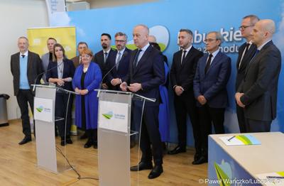 Marszałek Województwa Lubuskiego Marcin Jabłoński przemawia podczas konferencji prasowej związanej z podpisaniem umowy na realizację czwartego etapu obwodnicy Drezdenka. 