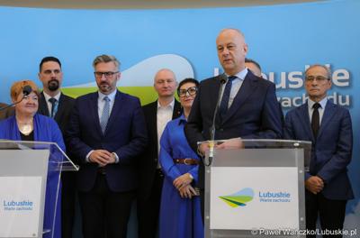 Marszałek Województwa Lubuskiego Marcin Jabłoński przemawia podczas konferencji prasowej związanej z podpisaniem umowy na realizację czwartego etapu obwodnicy Drezdenka. 