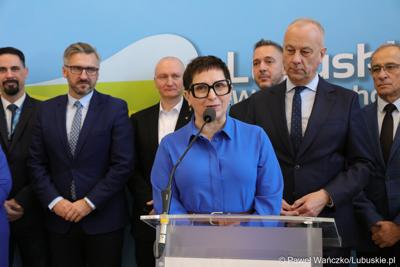 Posłanka na Sejm RP Krystyna Sibińska przemawia podczas konferencji prasowej związanej z podpisaniem umowy na realizację czwartego etapu obwodnicy Drezdenka. 