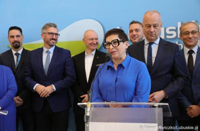 Posłanka na Sejm RP Krystyna Sibińska przemawia podczas konferencji prasowej związanej z podpisaniem umowy na realizację czwartego etapu obwodnicy Drezdenka. 