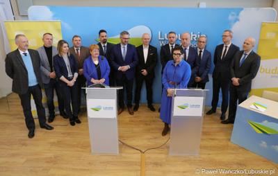 Posłanka na Sejm RP Krystyna Sibińska przemawia podczas konferencji prasowej związanej z podpisaniem umowy na realizację czwartego etapu obwodnicy Drezdenka. 
