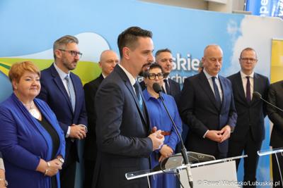 Dyrektor Departamentu Infrastruktury i Komunikacji urzędu marszałkowskiego Sławomir Kotylak przemawia podczas konferencji prasowej związanej z podpisaniem umowy na realizację czwartego etapu obwodnicy Drezdenka. 