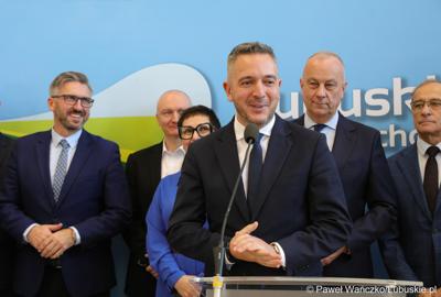 Dyrektor Zarządu Dróg Wojewódzkich Paweł Tonder przemawia podczas konferencji prasowej związanej z podpisaniem umowy na realizację czwartego etapu obwodnicy Drezdenka.