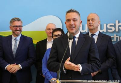 Dyrektor Zarządu Dróg Wojewódzkich Paweł Tonder przemawia podczas konferencji prasowej związanej z podpisaniem umowy na realizację czwartego etapu obwodnicy Drezdenka.