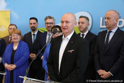 Uczestnicy konferencji prasowej połączonej z podpisaniem umowy na realizację czwartego etapu obwodnicy Drezdenka. 