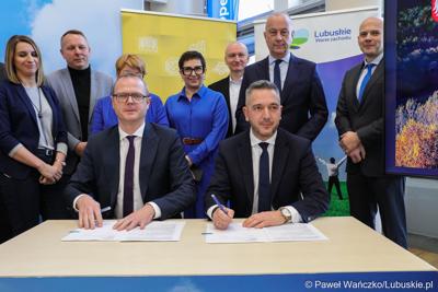 Dyrektor Zarządu Dróg Wojewódzkich Paweł Tonder (z prawej) oraz Dyrektor rejonu firmy Budimex Łukasz Janowski podpisują umowę na realizację czwartego etapu obwodnicy Drezdenka.