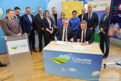 Dyrektor Zarządu Dróg Wojewódzkich Paweł Tonder (z prawej) oraz Dyrektor rejonu firmy Budimex Łukasz Janowski podpisują umowę na realizację czwartego etapu obwodnicy Drezdenka.