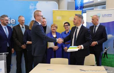 Dyrektor Zarządu Dróg Wojewódzkich Paweł Tonder (z prawej) oraz Dyrektor rejonu firmy Budimex Łukasz Janowski po podpisaniu umowy na realizację czwartego etapu obwodnicy Drezdenka.