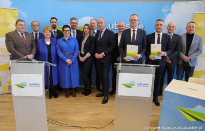 Uczestnicy konferencji prasowej połączonej z podpisaniem umowy na realizację czwartego etapu obwodnicy Drezdenka. 