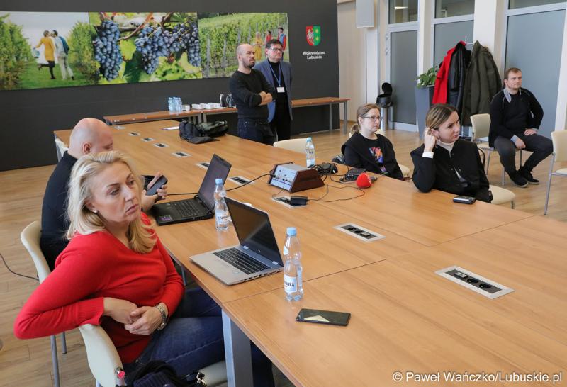 Uczestnicy konferencji prasowej związanej z podpisaniem umowy na realizację czwartego etapu obwodnicy Drezdenka.