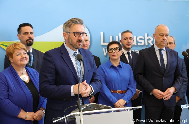 Poseł na Sejm RP Waldemar Sługocki przemawia podczas konferencji prasowej związanej z podpisaniem umowy na realizację czwartego etapu obwodnicy Drezdenka.