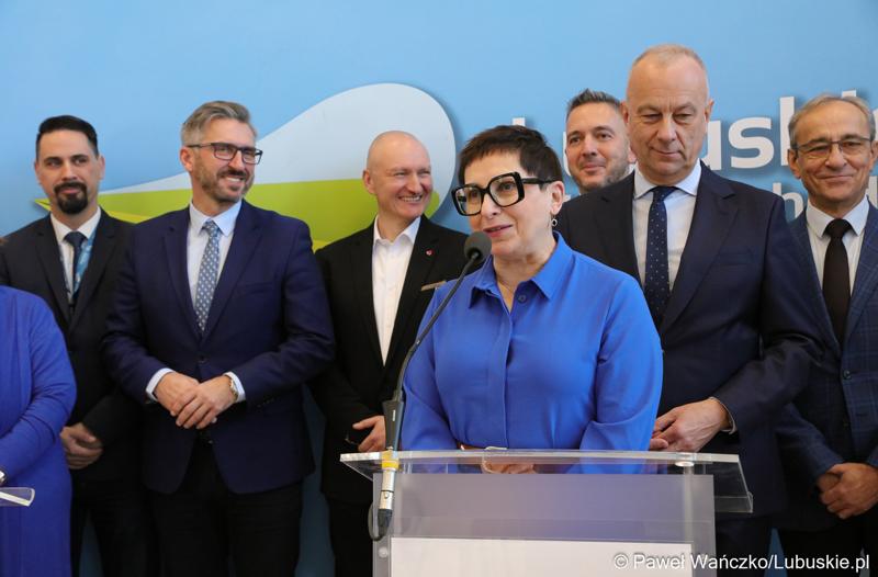 Posłanka na Sejm RP Krystyna Sibińska przemawia podczas konferencji prasowej związanej z podpisaniem umowy na realizację czwartego etapu obwodnicy Drezdenka.
