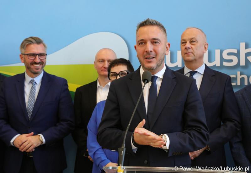 Dyrektor Zarządu Dróg Wojewódzkich Paweł Tonder przemawia podczas konferencji prasowej związanej z podpisaniem umowy na realizację czwartego etapu obwodnicy Drezdenka.