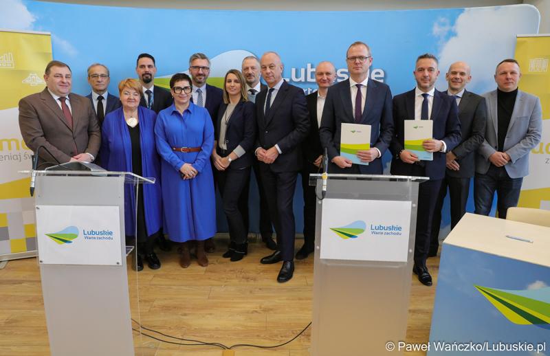 Uczestnicy konferencji prasowej połączonej z podpisaniem umowy na realizację czwartego etapu obwodnicy Drezdenka.