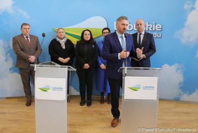 Uczestnicy konferencji prasowej dotyczącej tzw. Nowej Umowy Paradyskiej. Przy mikrofonie Poseł na Sejm RP Waldemar Sługocki. 