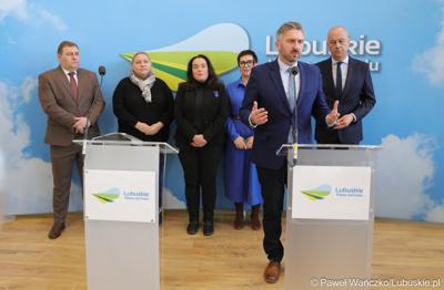Uczestnicy konferencji prasowej dotyczącej tzw. Nowej Umowy Paradyskiej. Przy mikrofonie Poseł na Sejm RP Waldemar Sługocki. 