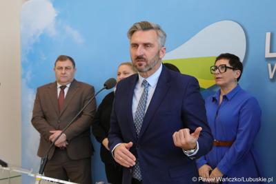 Uczestnicy konferencji prasowej dotyczącej tzw. Nowej Umowy Paradyskiej. Przy mikrofonie Poseł na Sejm RP Waldemar Sługocki. 