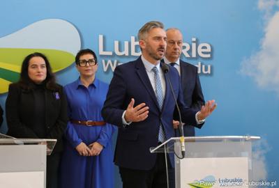 Uczestnicy konferencji prasowej dotyczącej tzw. Nowej Umowy Paradyskiej. Przy mikrofonie Poseł na Sejm RP Waldemar Sługocki. 
