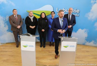 Uczestnicy konferencji prasowej dotyczącej tzw. Nowej Umowy Paradyskiej. Przy mikrofonie Poseł na Sejm RP Waldemar Sługocki. 