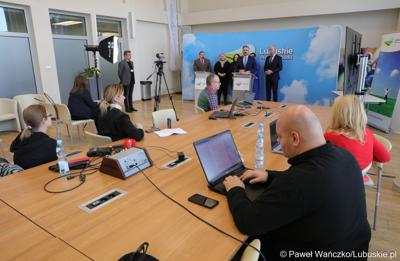 Uczestnicy konferencji prasowej dotyczącej tzw. Nowej Umowy Paradyskiej. 