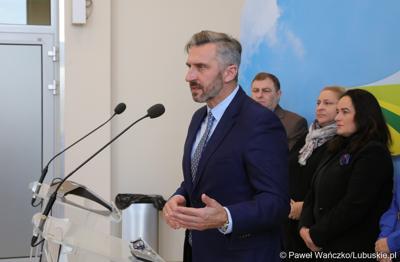 Uczestnicy konferencji prasowej dotyczącej tzw. Nowej Umowy Paradyskiej. Przy mikrofonie Poseł na Sejm RP Waldemar Sługocki. 