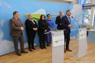 Uczestnicy konferencji prasowej dotyczącej tzw. Nowej Umowy Paradyskiej. Przy mikrofonie Poseł na Sejm RP Waldemar Sługocki. 