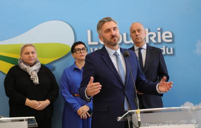 Uczestnicy konferencji prasowej dotyczącej tzw. Nowej Umowy Paradyskiej. Przy mikrofonie Poseł na Sejm RP Waldemar Sługocki. 