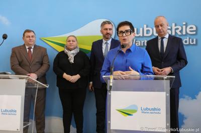 Uczestnicy konferencji prasowej dotyczącej tzw. Nowej Umowy Paradyskiej. Przy mikrofonie posłanka ns Sejm RP Krystyna Sibińska 