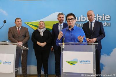 Uczestnicy konferencji prasowej dotyczącej tzw. Nowej Umowy Paradyskiej. Przy mikrofonie posłanka ns Sejm RP Krystyna Sibińska 