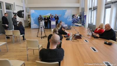 Uczestnicy konferencji prasowej dotyczącej tzw. Nowej Umowy Paradyskiej. Przy mikrofonie Poseł na Sejm RP Waldemar Sługocki. 