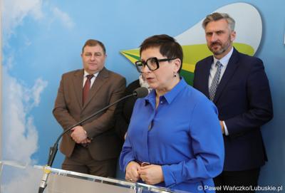 Uczestnicy konferencji prasowej dotyczącej tzw. Nowej Umowy Paradyskiej. Przy mikrofonie posłanka ns Sejm RP Krystyna Sibińska 