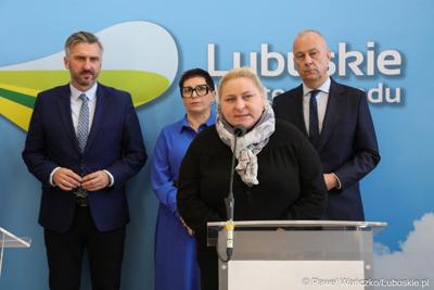 Uczestnicy konferencji prasowej dotyczącej tzw. Nowej Umowy Paradyskiej. Przy mikrofonie posłanka na Sejm RP Maja Nowak