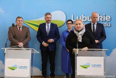 Uczestnicy konferencji prasowej dotyczącej tzw. Nowej Umowy Paradyskiej. Przy mikrofonie posłanka na Sejm RP Maja Nowak