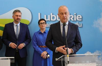 Uczestnicy konferencji prasowej dotyczącej tzw. Nowej Umowy Paradyskiej. Przy mikrofonie marszałek województwa lubuskiego Marcin Jabłoński