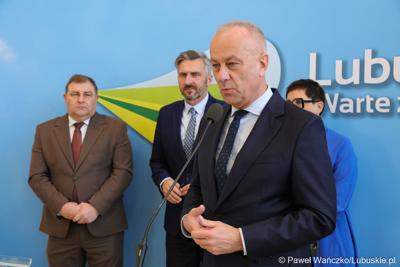 Uczestnicy konferencji prasowej dotyczącej tzw. Nowej Umowy Paradyskiej. Przy mikrofonie marszałek województwa lubuskiego Marcin Jabłoński