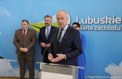 Uczestnicy konferencji prasowej dotyczącej tzw. Nowej Umowy Paradyskiej. Przy mikrofonie marszałek województwa lubuskiego Marcin Jabłoński