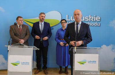 Uczestnicy konferencji prasowej dotyczącej tzw. Nowej Umowy Paradyskiej. Przy mikrofonie marszałek województwa lubuskiego Marcin Jabłoński
