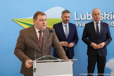 Uczestnicy konferencji prasowej dotyczącej tzw. Nowej Umowy Paradyskiej. Przy mikrofonie członek Zarządu Województwa Lubuskiego Grzegorz Potęga 